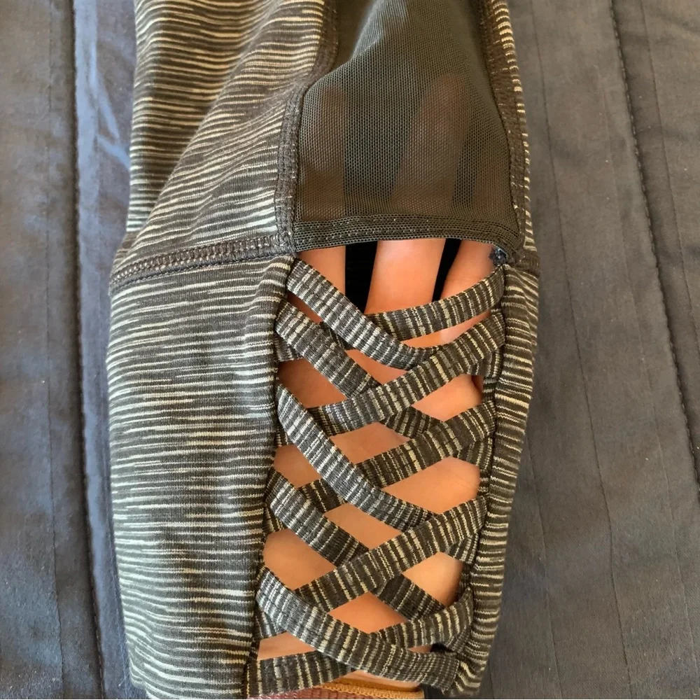 Athleta Mesh Panel Capri Leggings Size XS - Picture 6 of 8